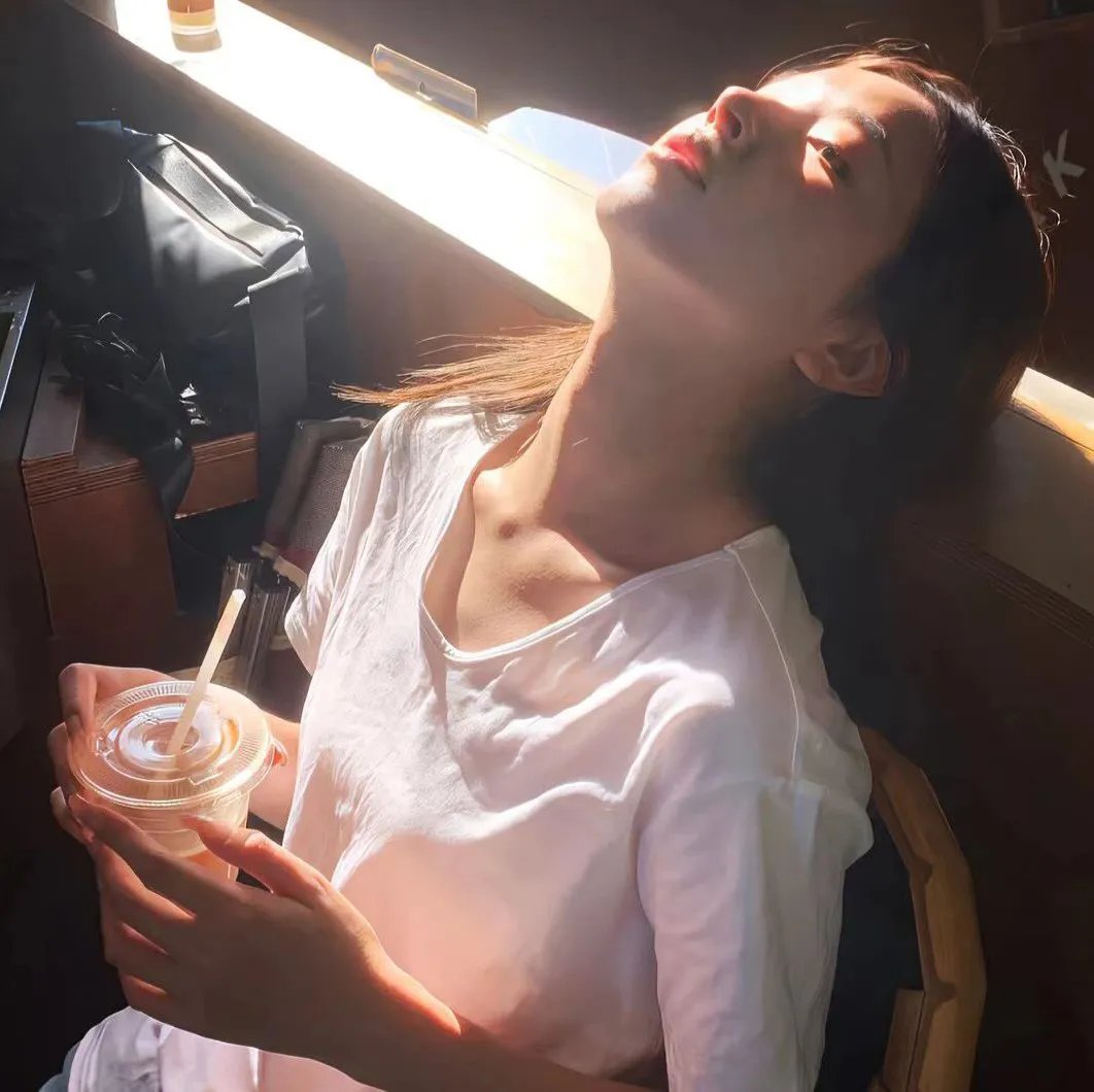我们都是宇宙人高清封面